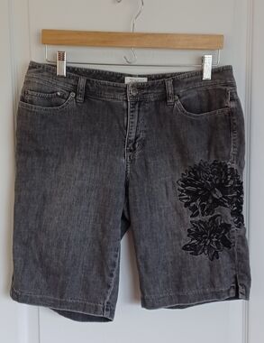 WHITE HOUSE BLACK MARKET BLANC FLORAL EMBROIDERED SIZE 8 DISTRESSED BLACK SHORTS